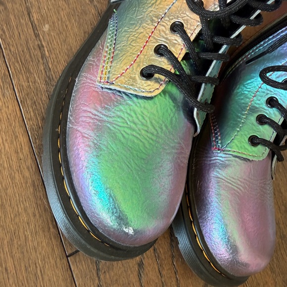 “Rainbow crinkle” Iridescent Lace-Up Big Kids Dr. Martins - Picture 5 of 9